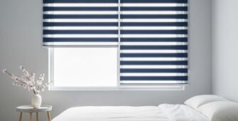 rèm cầu vồng kết hợp phòng ngủ với nội thất tối giản